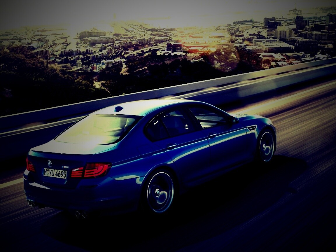 BMW F10 M5 на скоростной автостраде обои