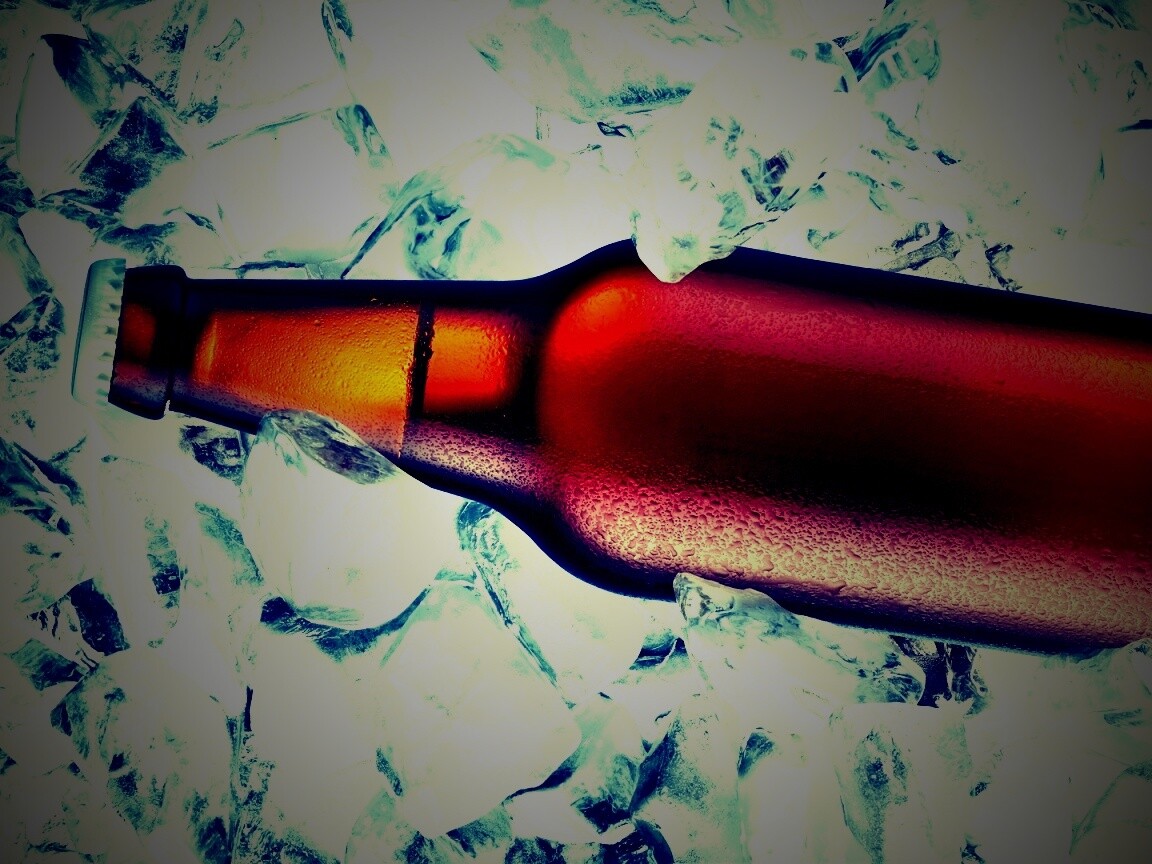 Бутылка пива во льду обои