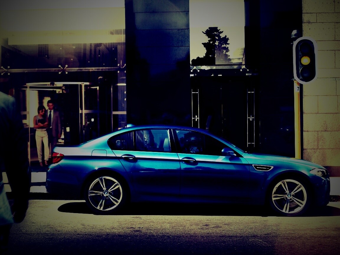 BMW F10 на светофоре обои