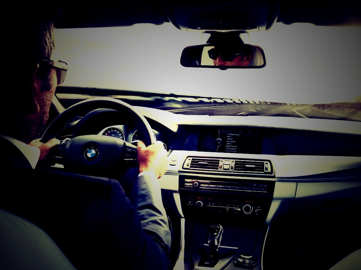 За рулём BMW F10 обои