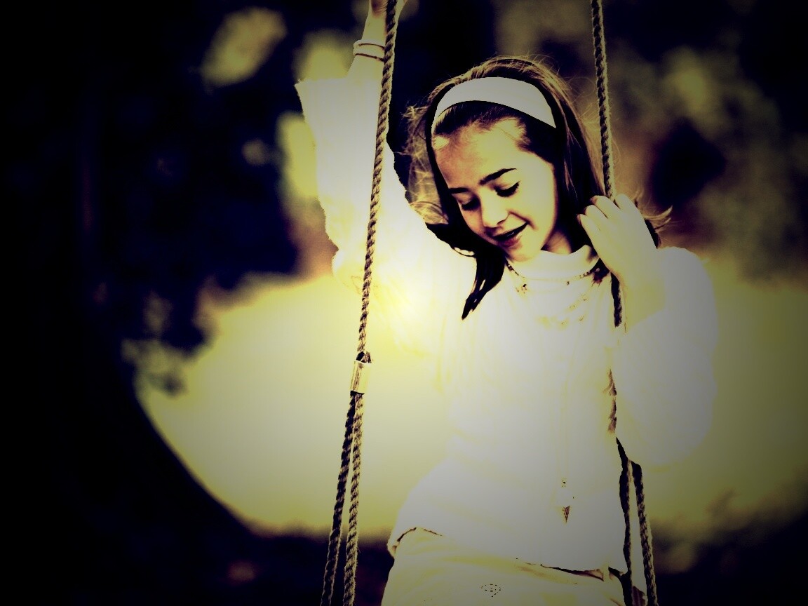 Девочка на качелях обои