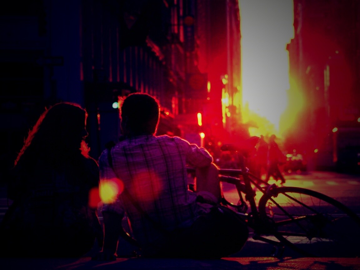 Девушка и парень с велосипедом на закате обои