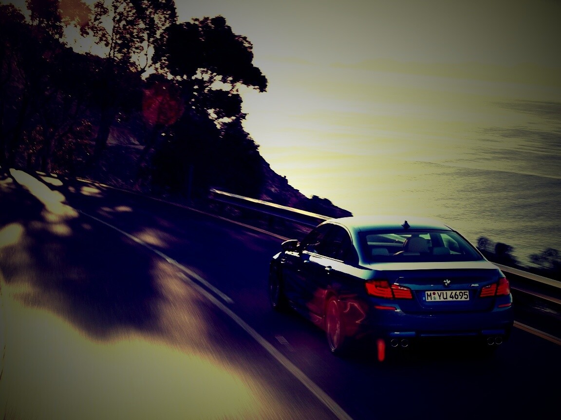 BMW F10 на горной дороге  обои