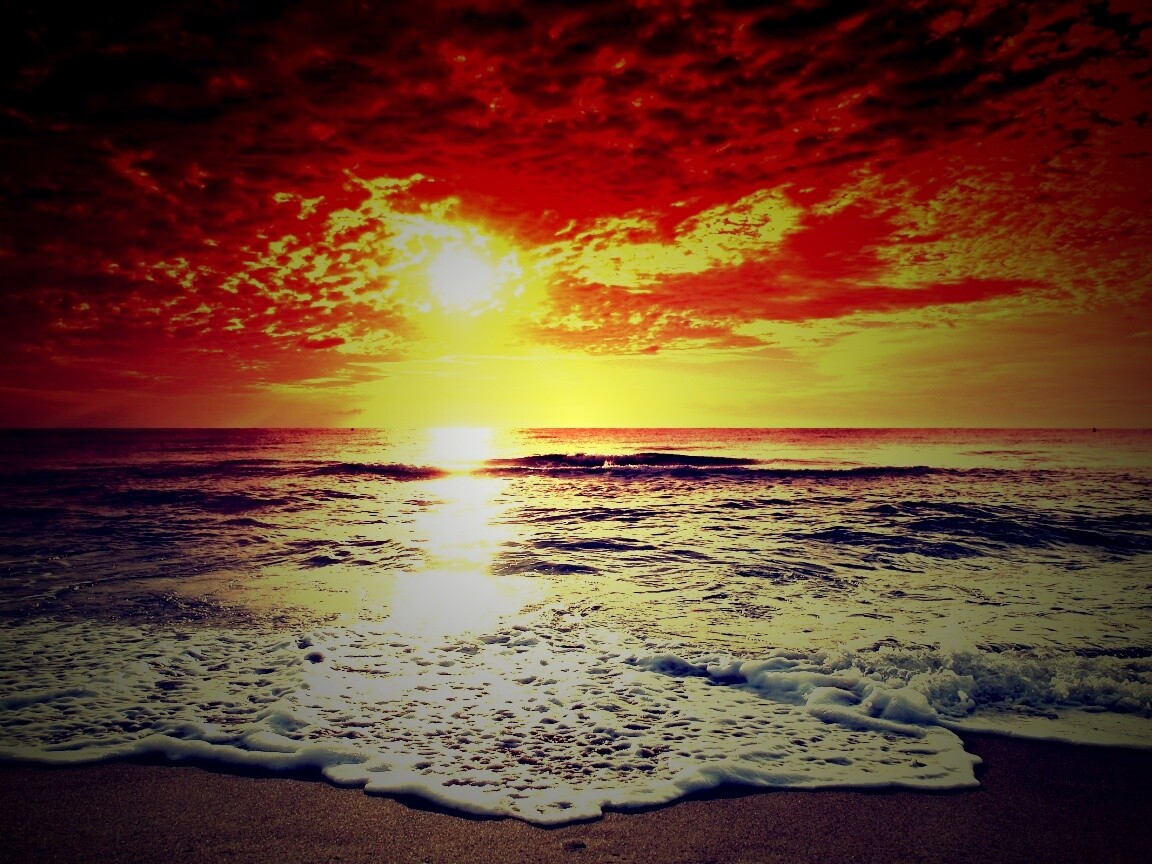 Берег моря в лучах заката обои