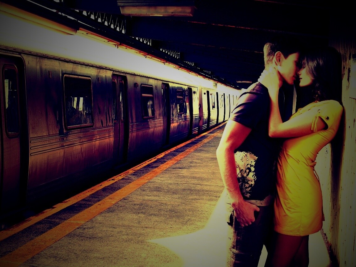 Прощание на станции метро обои