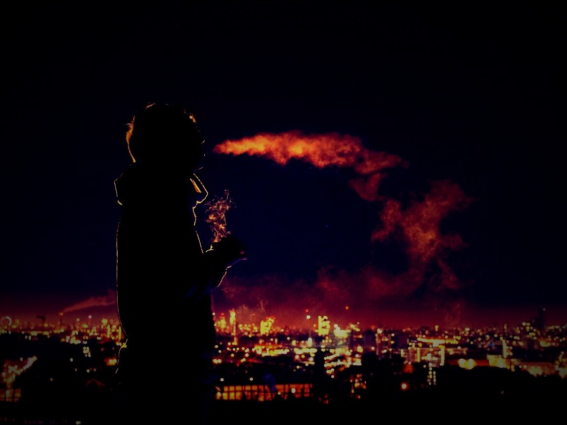 Курящий на крыше парень обои