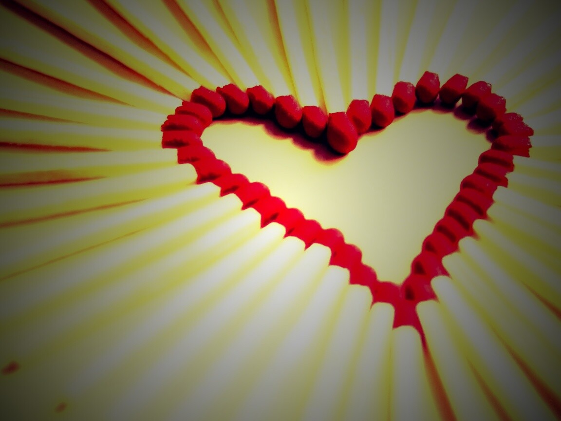 Сердечко из спичек обои