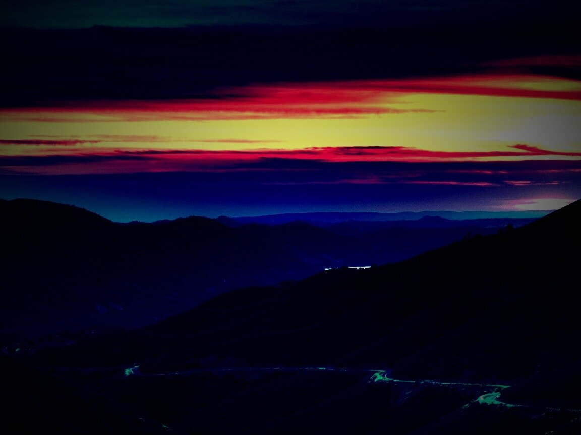 Дорога спускается с гор в долину обои