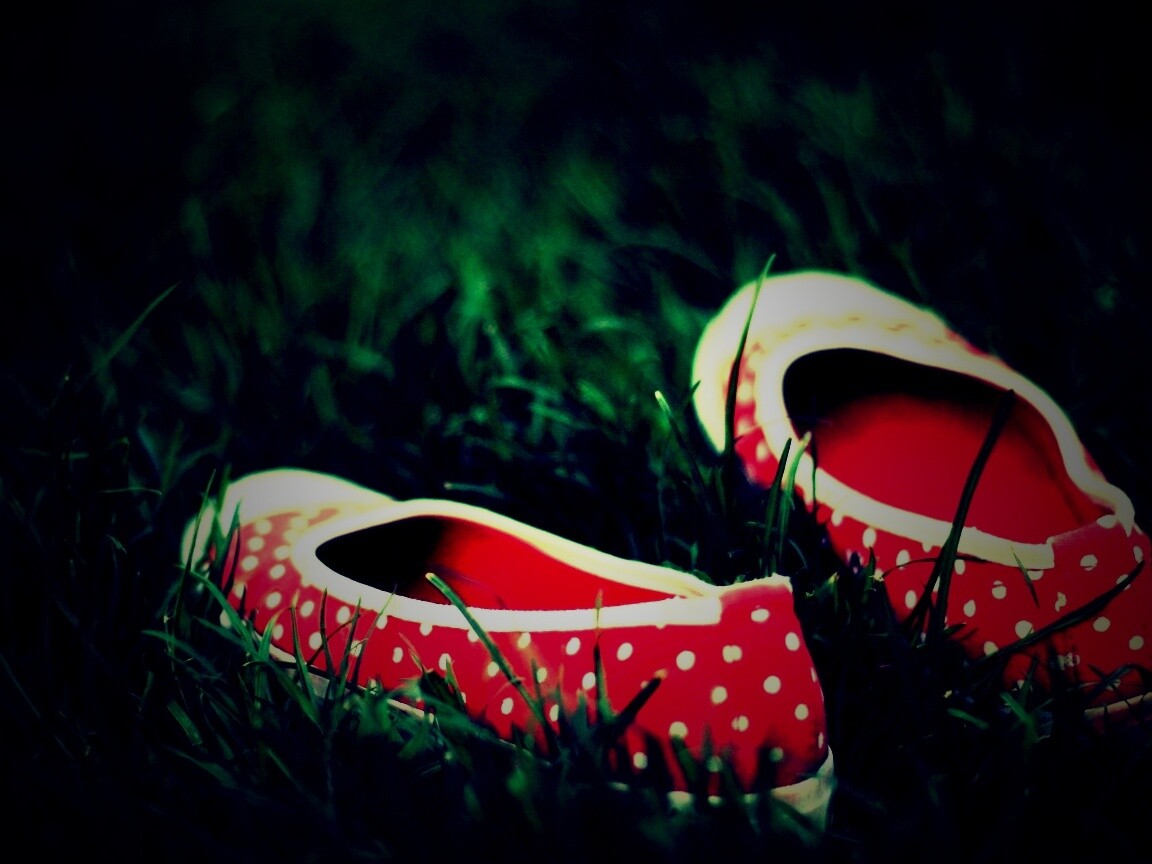 Красные тапки в горошек обои