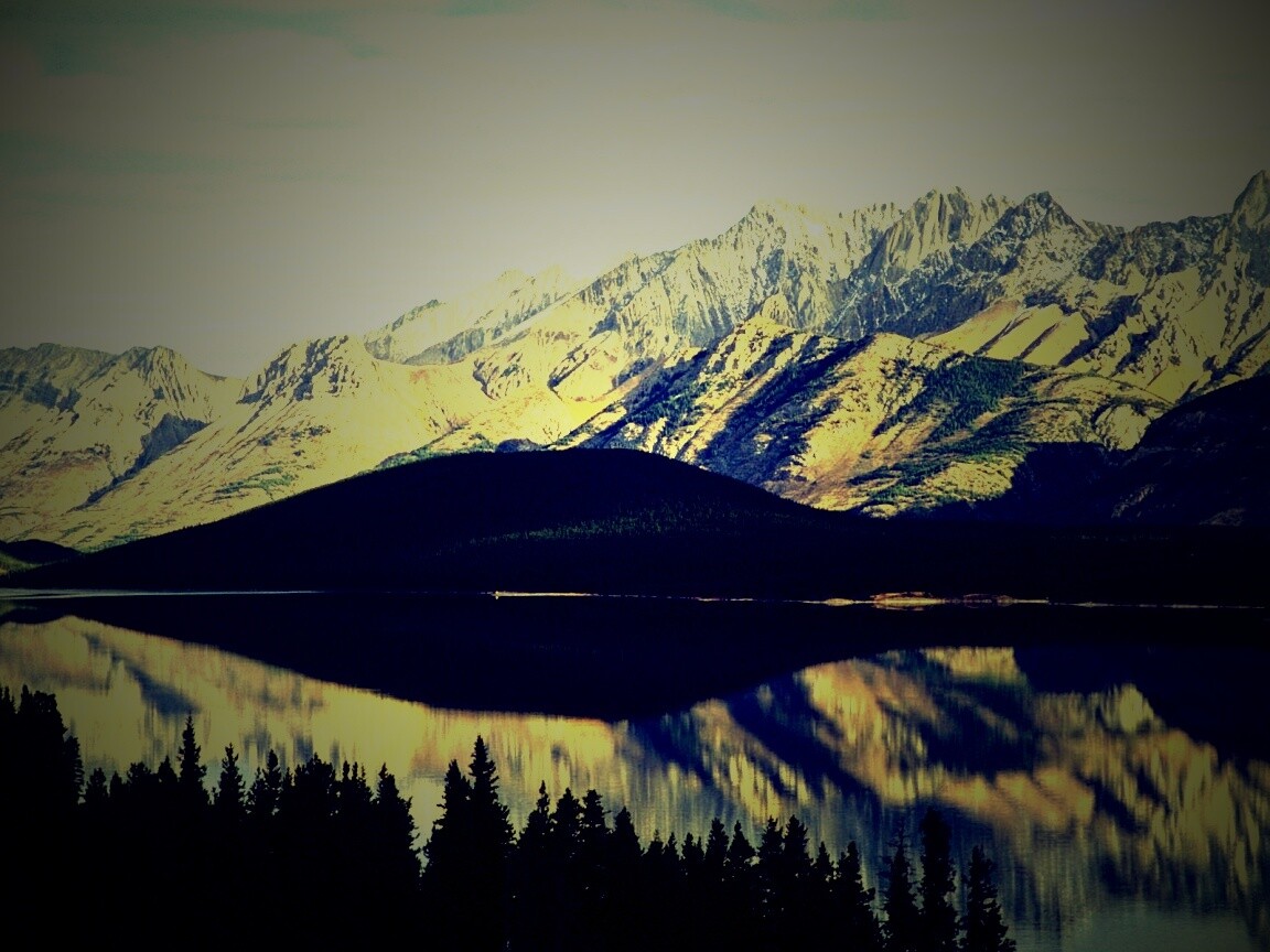 Озеро в предгорье обои