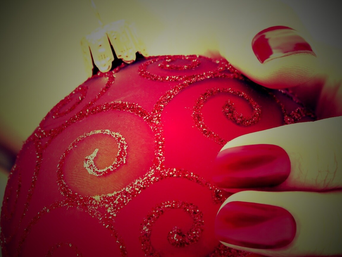 Елочная игрушка в руке обои