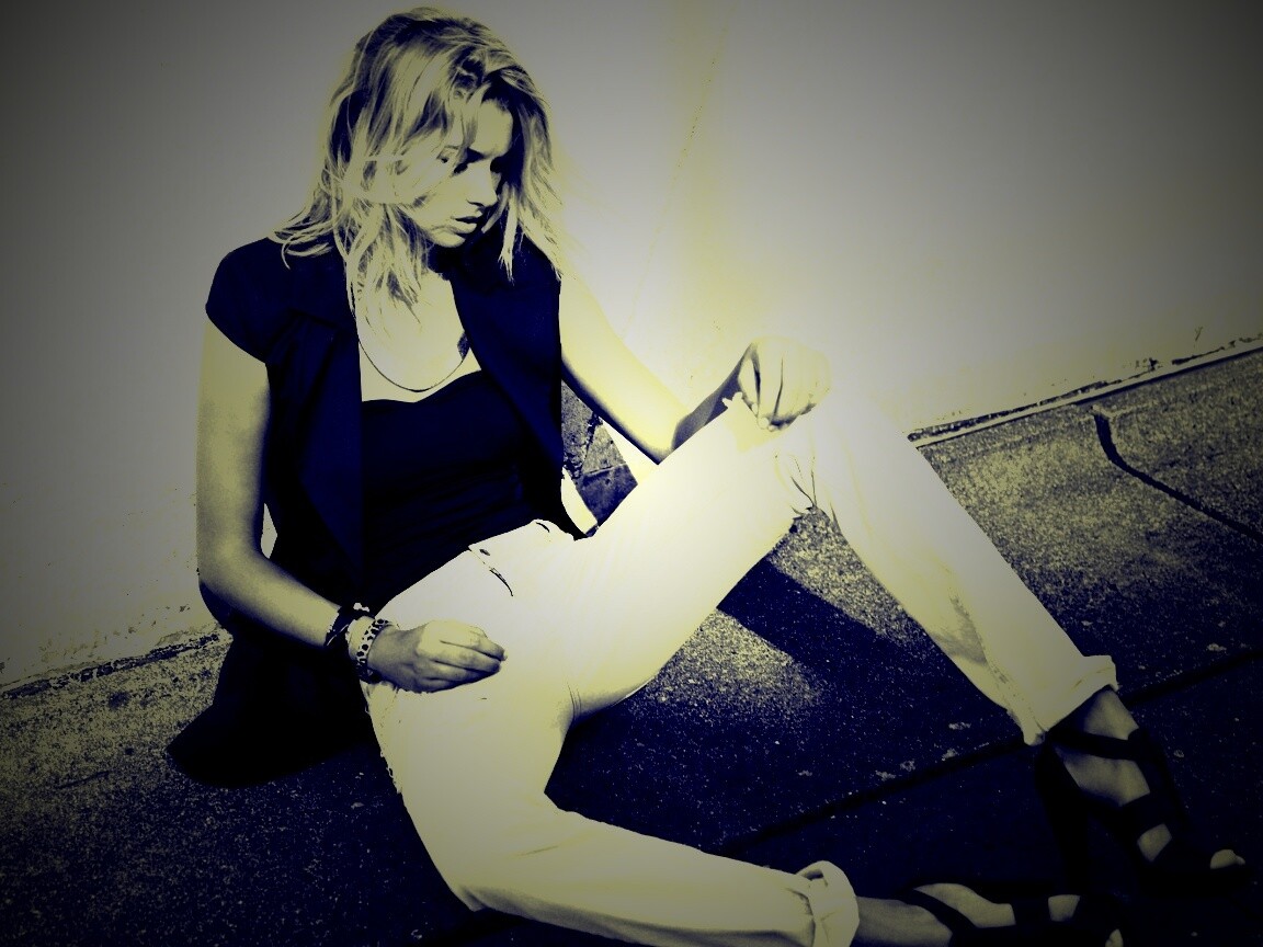 Девушка у стены обои