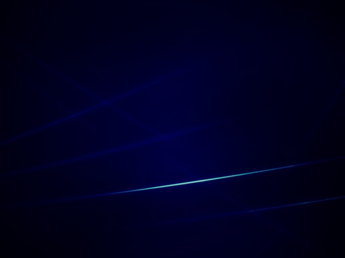 Лучи света на тёмно-синем фоне обои