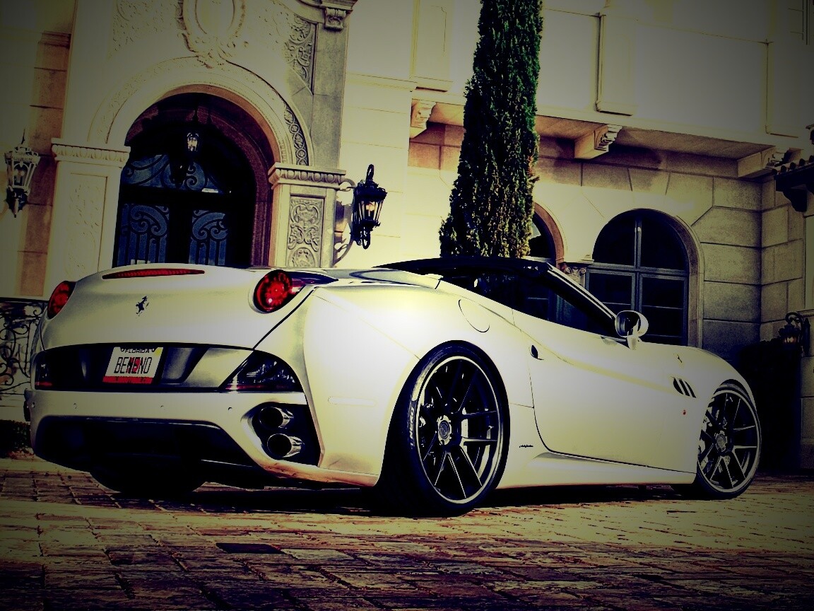 Ferarri у особняка обои