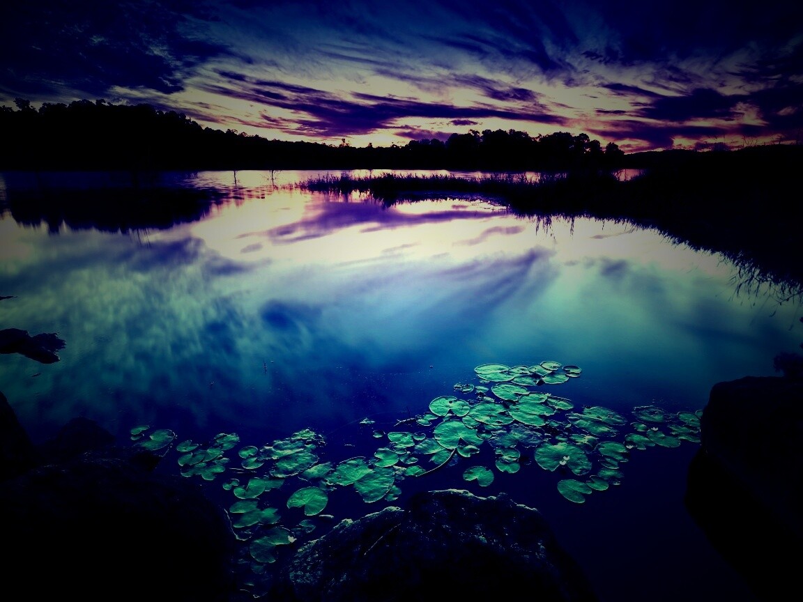 Озеро поздним вечером обои