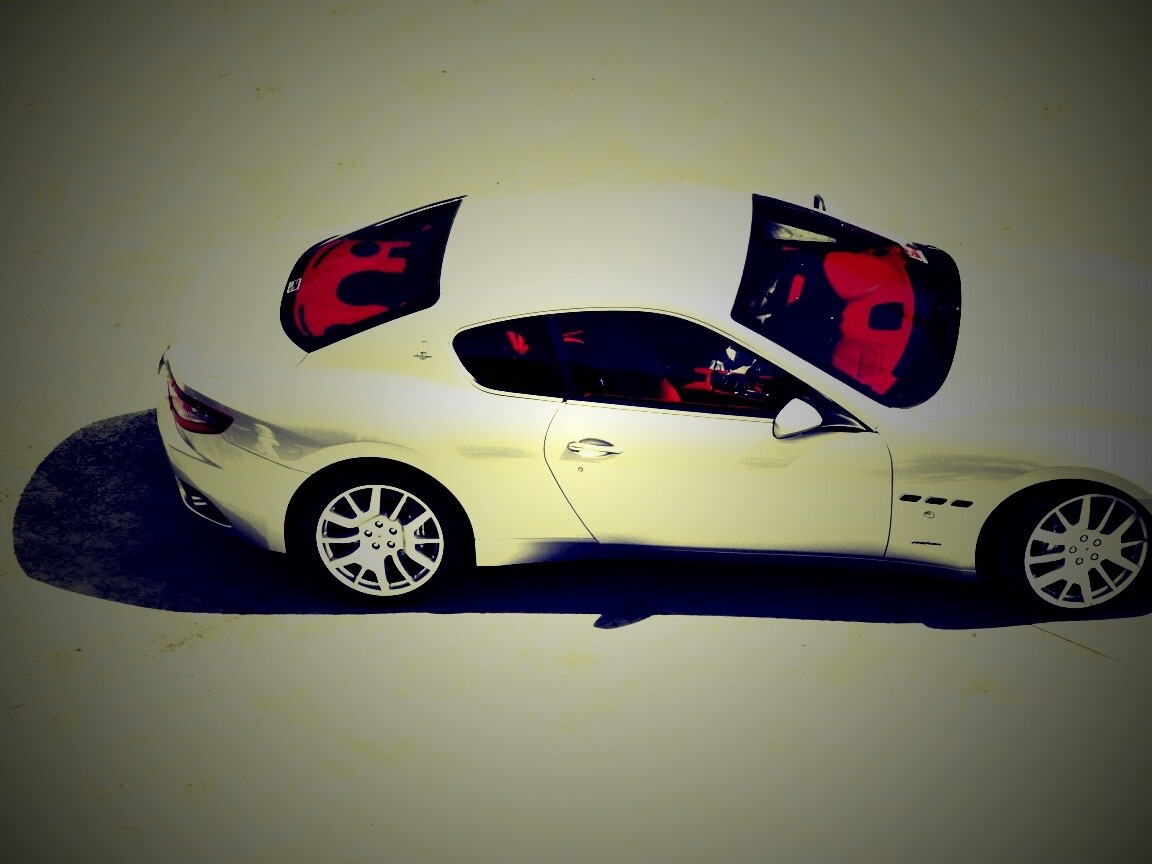 Белая мазерати на солнцепеке обои