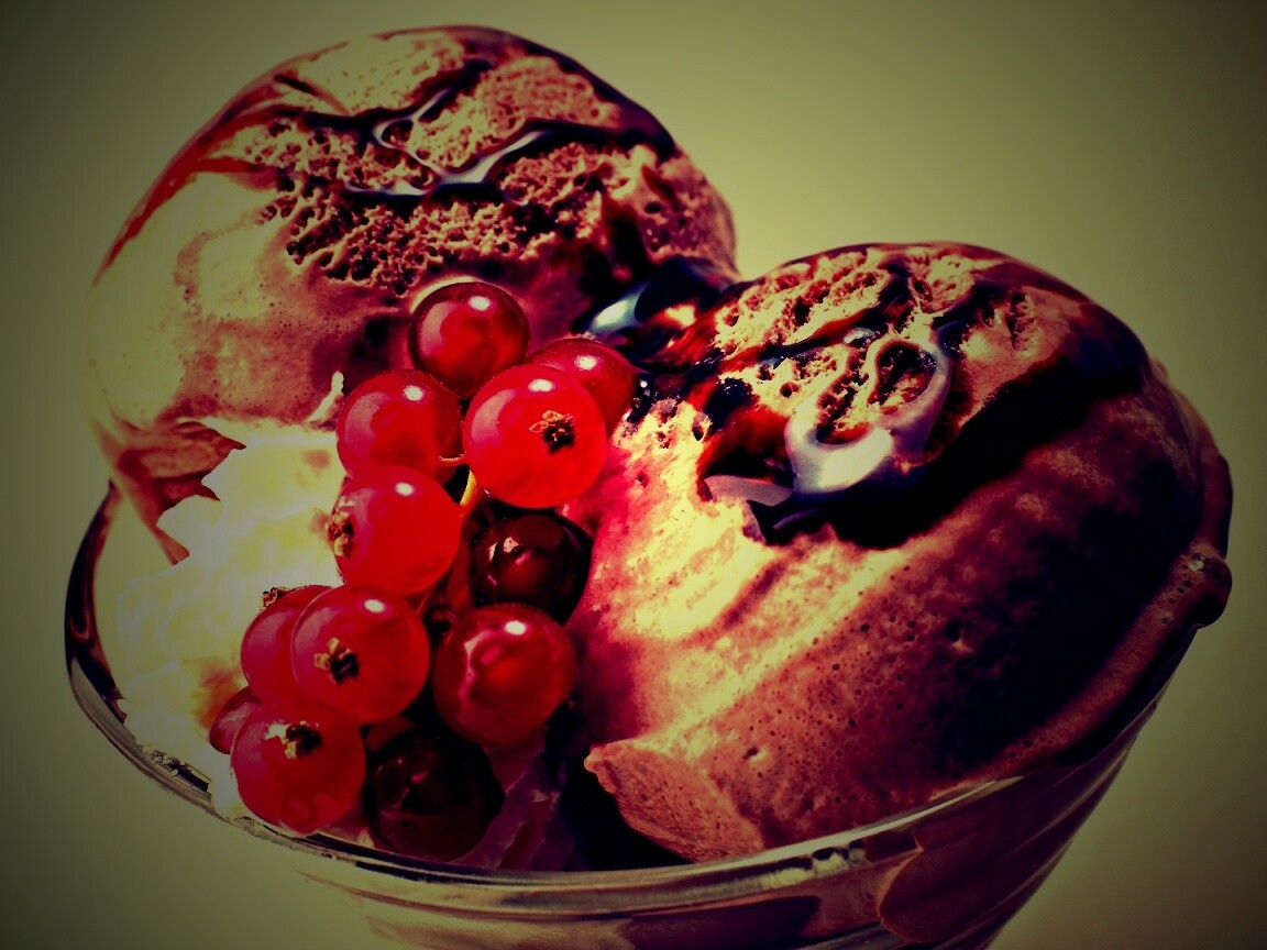 Шоколадное мороженое со смородинкой обои