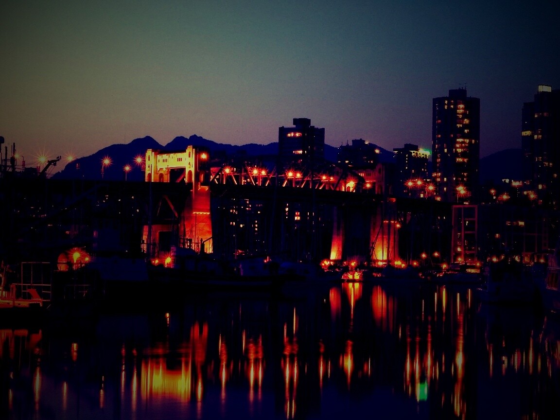 Мост и катера на закате обои