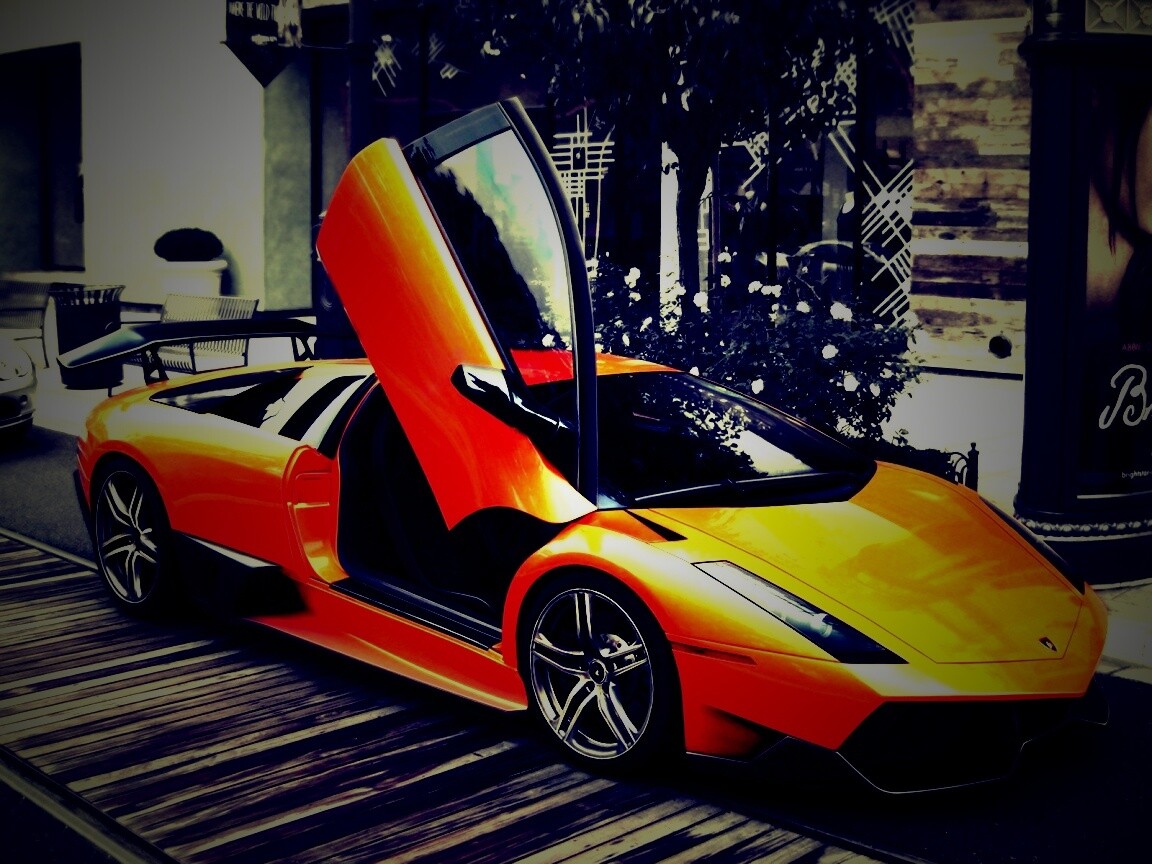 Оранжевая ламборджини на улице обои
