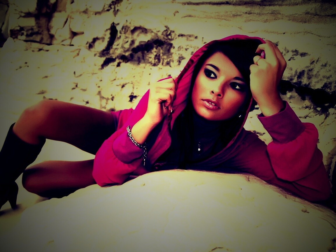 Девушка в розовой накидке обои