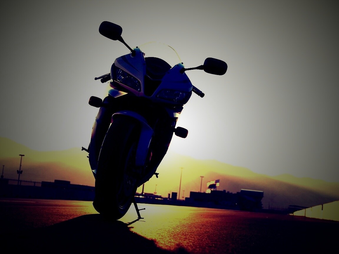 Мотоцикл на фоне заходящего солнца обои