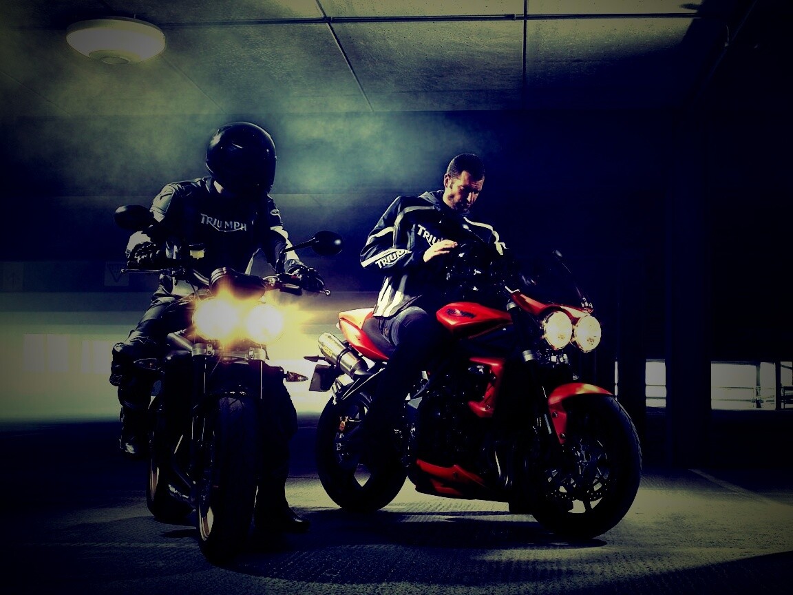 Мотоциклисты на парковке обои