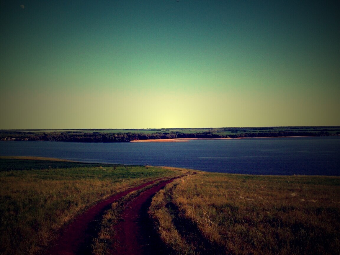 Дорога спускается к воде обои