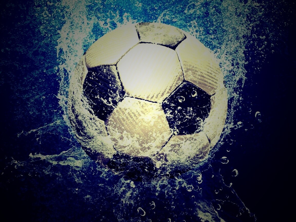 Футбольный мяч в воде обои