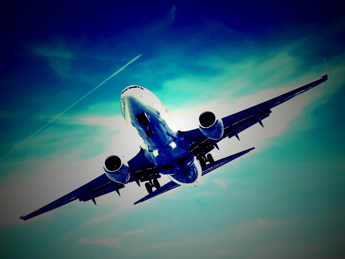 Лайнер в небе обои