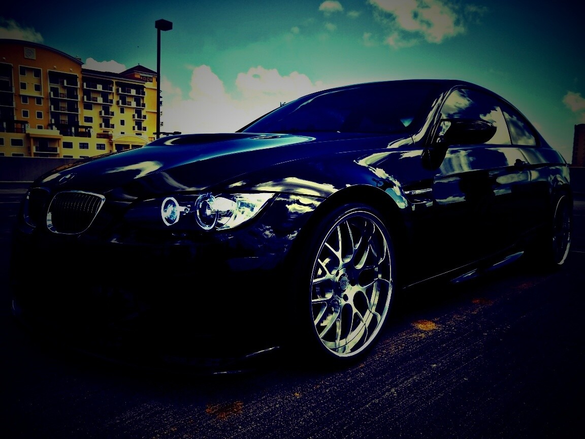 Красивый черный BMW на парковке обои