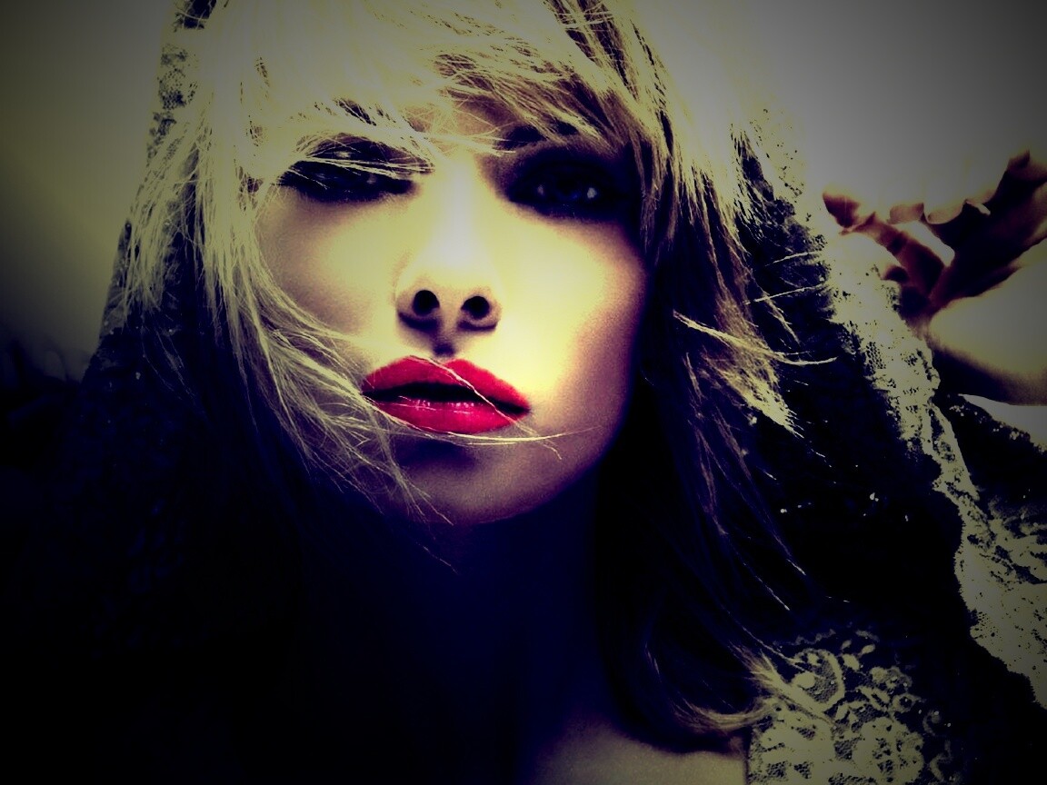 Девушка с красными губами обои