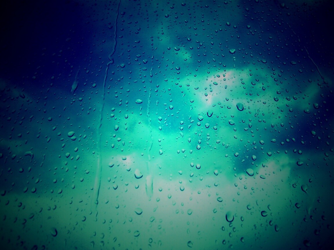 Капли на стекле обои