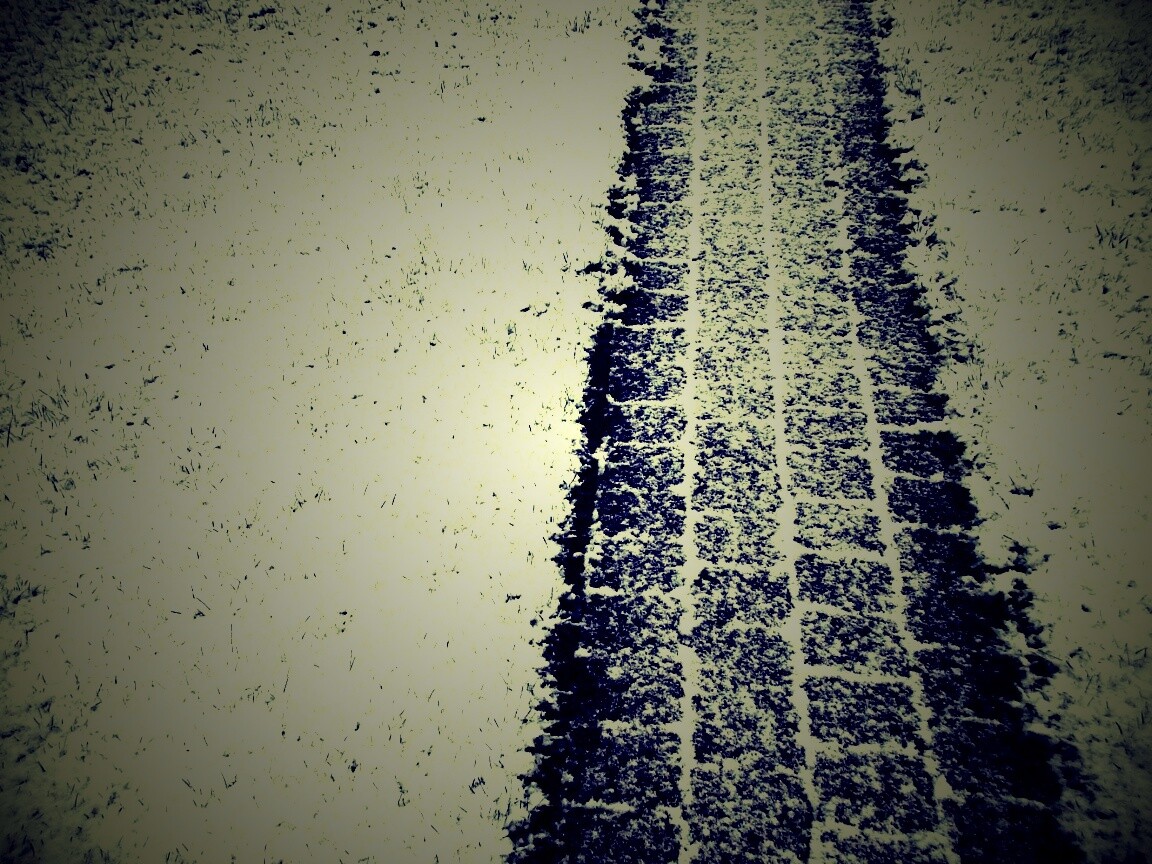 След покрышек в снегу обои