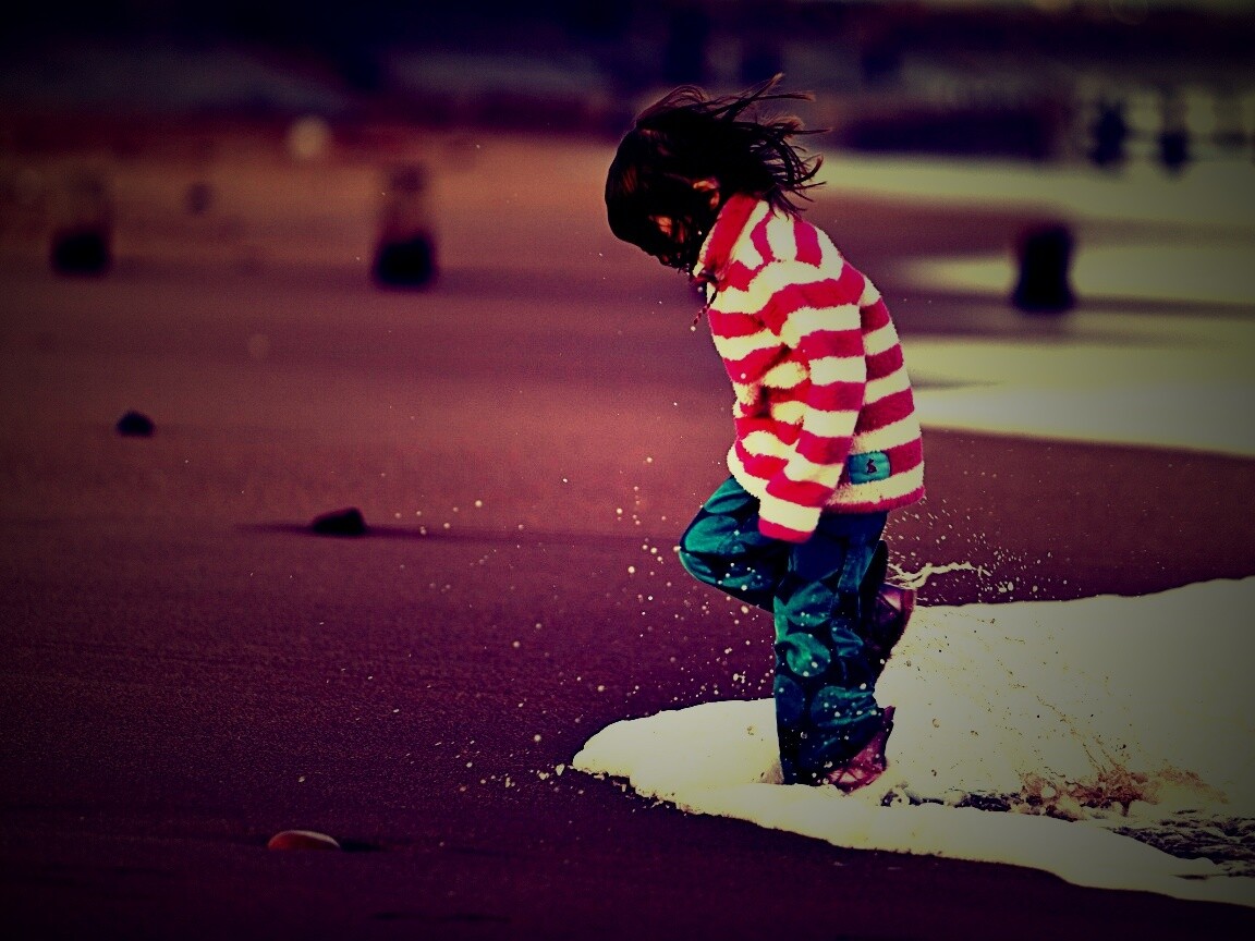 Ребенок и волна обои