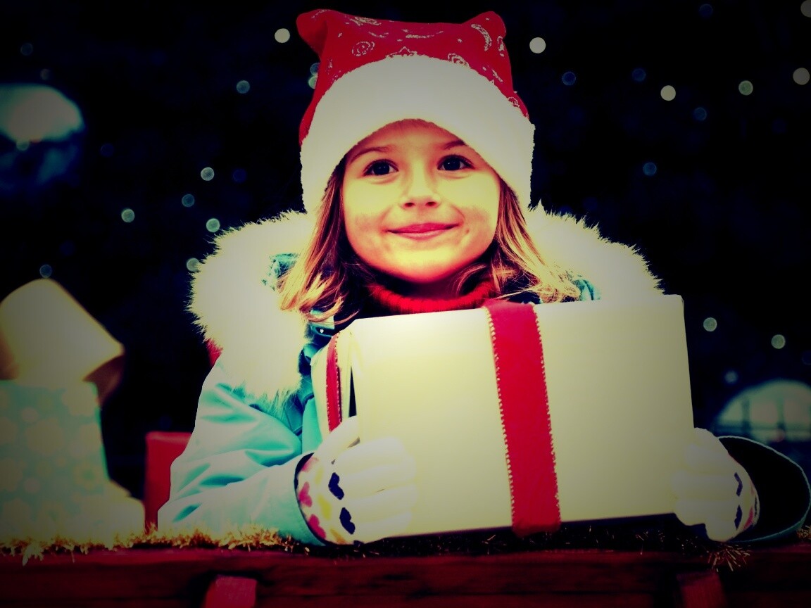 Ребенок с подарком обои