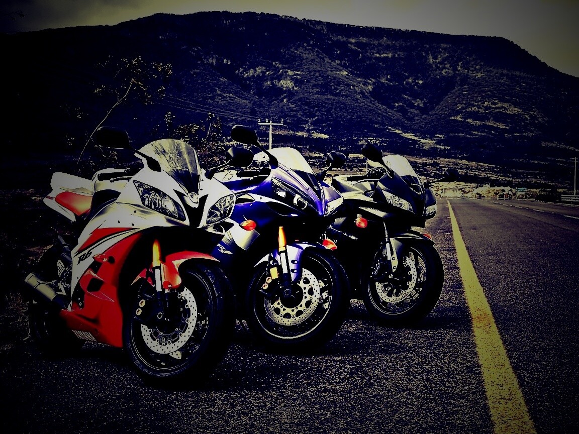 Раллийные мотоциклы на дороге обои