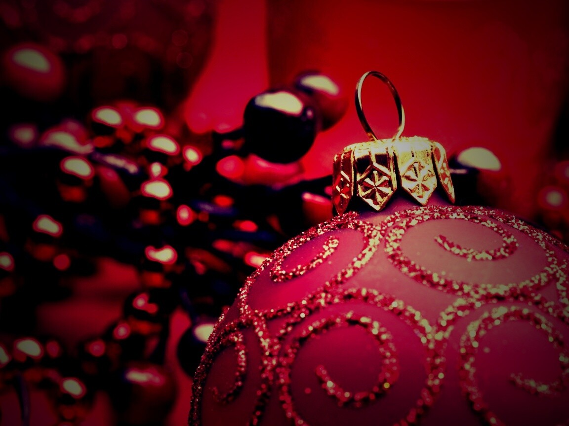 Красная ёлочная игрушка обои