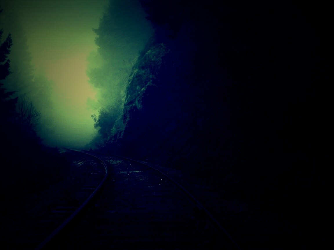 Рельсы уходя в туман обои