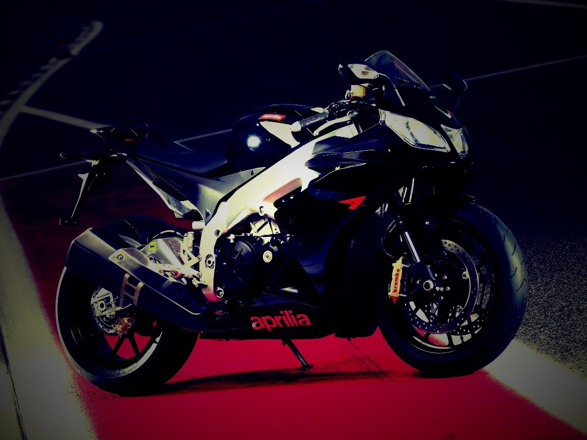 Aprilia на треке обои