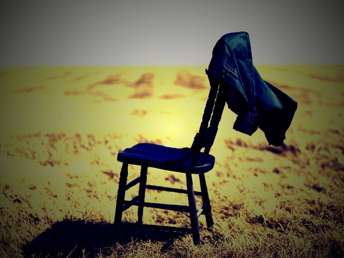 Стул в поле обои