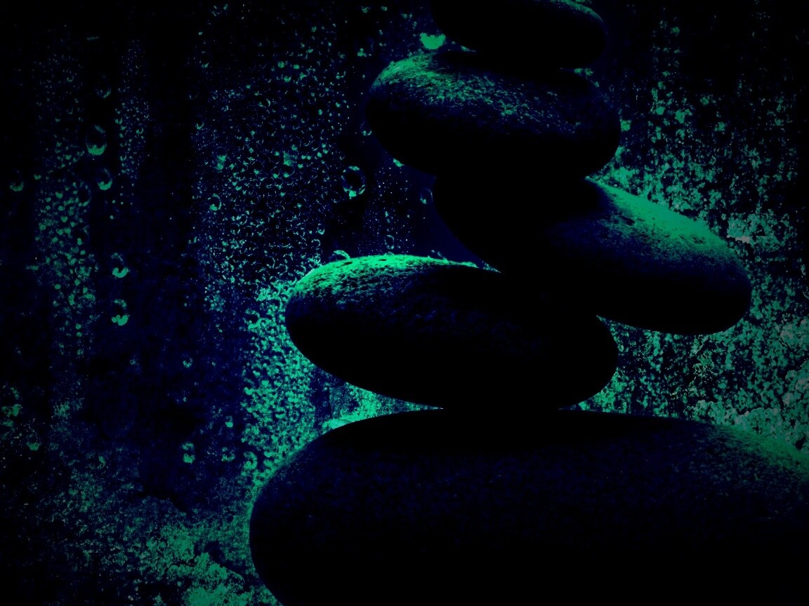 Башня из камней под водой обои