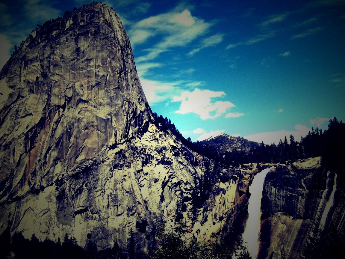 Скалы и водопад обои