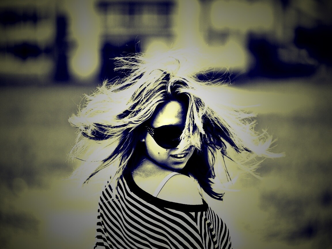 Девушка в тельняшке обои