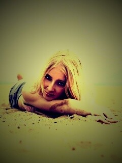 Девушка на пляже обои