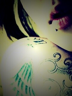 Плечо с татуировкой обои