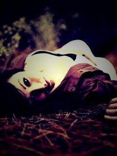 Лежащая на траве обои