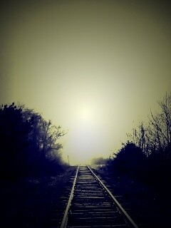 Железная дорога уходит в туман обои