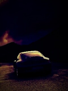 Черный Порше на горной дороге обои