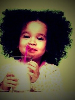 Девочка пьет молоко обои