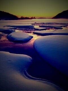 Полынья на замерзшем озере обои